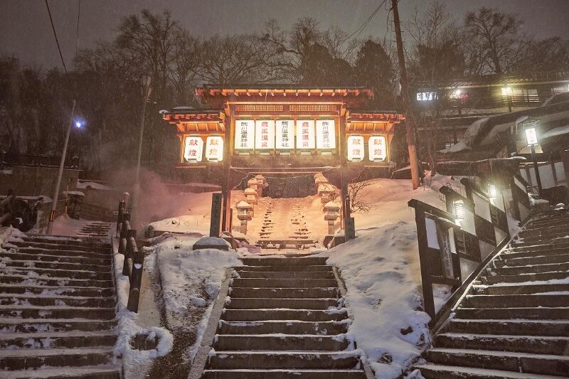 冬の蔵王　夜の酢川温泉神社　山形の冬の風景